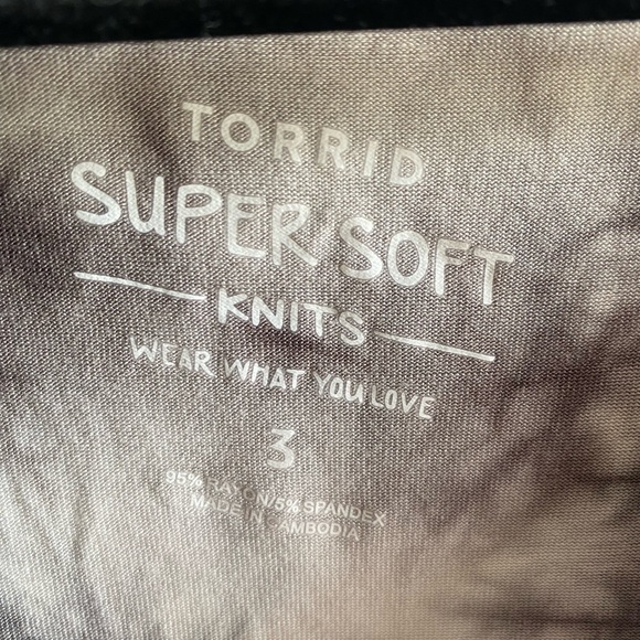 Torrid Perfect Tee - Super Soft Skulls Tie-Dye White Roses Lightweight Plus Sz 3 - Picture 6 of 8